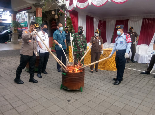 Hindari Penyimpangan, Kejari Gianyar Musnakan Sejumlah Barang Bukti.