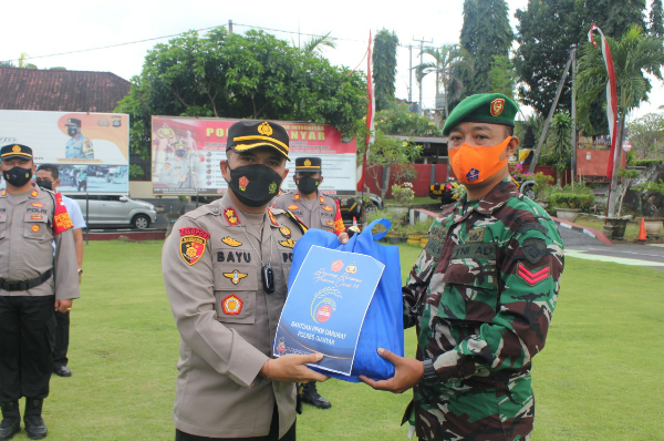 Kapolres Dan Dandim Gianyar Bersinergi Pimpin Apel Penyerahan Sembako Kepada Masyarakat Di Masa PPKM Darurat.