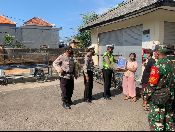 Polres Gianyar Wujudkan Kepedulian Kepada Masyarakat Yang Terdampak Covid-19