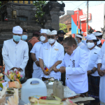 Walikota Jaya Negara Lakukan Peletakan Batu Pertama Pembangunan Wantilan Pura Taman Sari