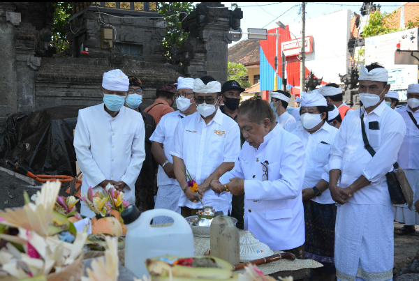 Walikota Jaya Negara Lakukan Peletakan Batu Pertama Pembangunan Wantilan Pura Taman Sari