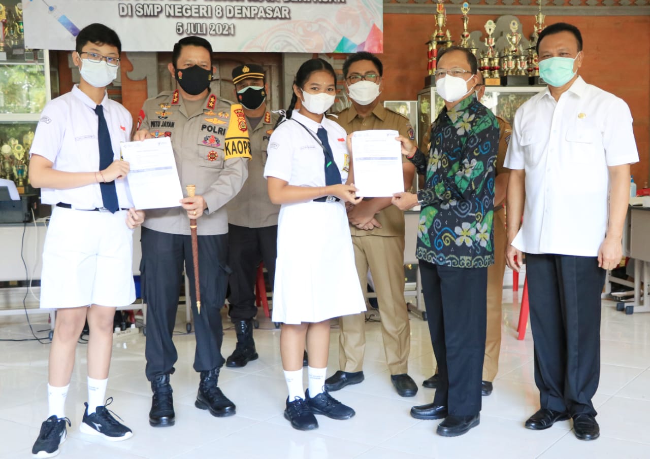 Memutus Penyebaran Covid-19, Siswi Ni Made Adriani Saputri Ajak Rekan-Rekannya Mengikuti Vaksinasi untuk Kesehatan Bersama