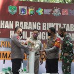 Polda Metro Jaya Serahkan 166 tabung oksigen Sitaan ke Pemprov DKI