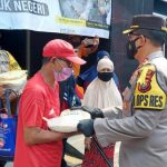 Kapolres Metro Jakarta Timur Berikan Bansos untuk Warga Isoman