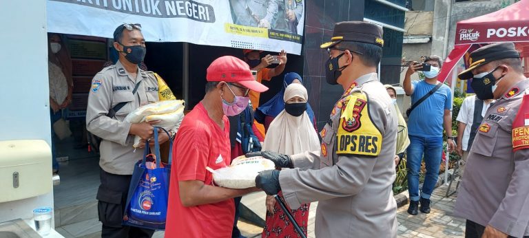 Kapolres Metro Jakarta Timur Berikan Bansos untuk Warga Isoman