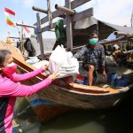 Hari   jadi  HKGB Ke-69, Ketum Bhayangkari   bagikan  Bansos ke Nelayan Muara Angke