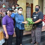 Ny. Antari Jaya Nagera Serahkan Bantuan Sayur.Dukung Dapur Umum Yadnya Bantu Warga Terdampak