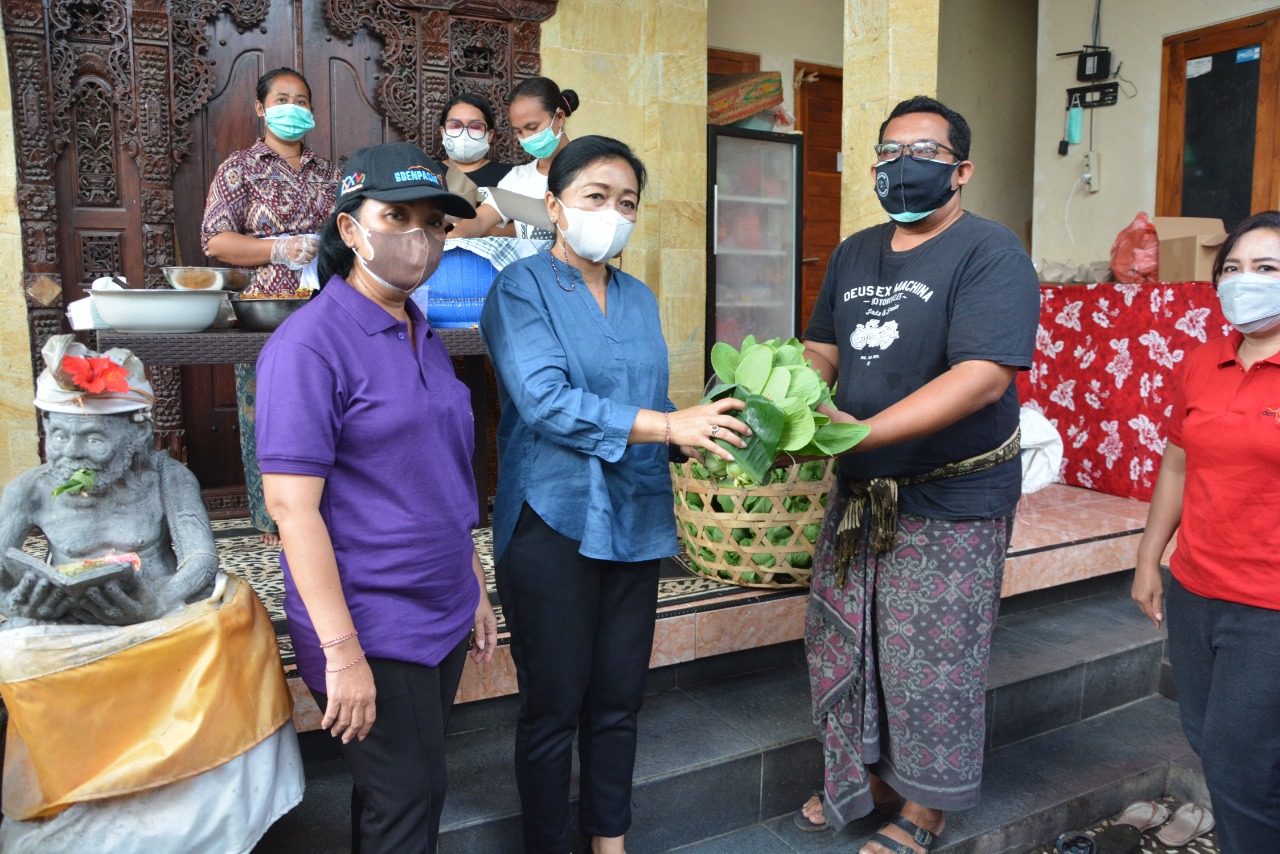 Ny. Antari Jaya Nagera Serahkan Bantuan Sayur.Dukung Dapur Umum Yadnya Bantu Warga Terdampak