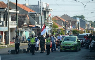 Detik-detik Proklamasi,Sat Lantas Polresta Cirebon Kibarkan Merah Putih di Jalan Raya