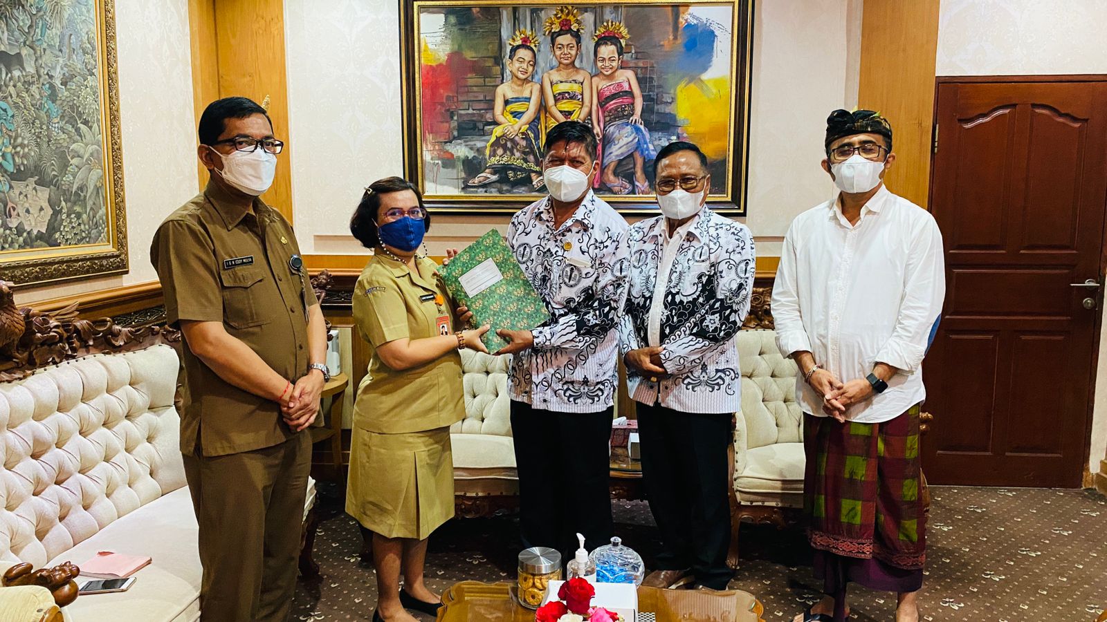 Bantu Masyarakat Hadapi Pandemi COVID-19.PGRI Denpasar Ikut Berkontribusi Aksi Sosial