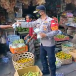 Kapolsek Gianyar bagikan masker gratis kepada warga, Cegah Penyebaran Covid-19