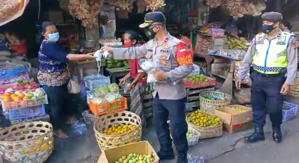Kapolsek Gianyar bagikan masker gratis kepada warga, Cegah Penyebaran Covid-19