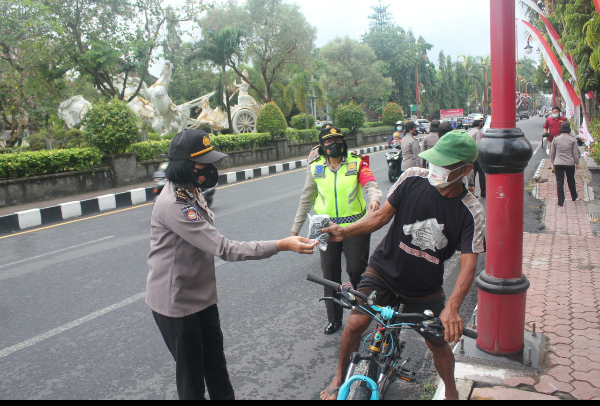 Serangkaian HUT Polwan ke 73, Bagikan Masker Gratis Ke Pengendara.