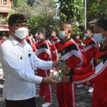 Beri Dukungan Moril Kepada Tim Paskibraka Kota Denpasar, Wawali Arya Wibawa Ingatkan Tetap Prokes Saat Latihan.