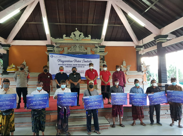 Kantor Perwakilan BI Provinsi Bali bagikan 2.500 paket sembako di Desa Gulingan Kab.Badung