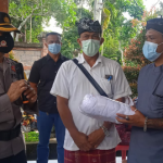 Dukung Pemerintah,  Polres Gianyar   bagikan  masker  di  sela-sela  pengamanan  kegiatan vaksinasi