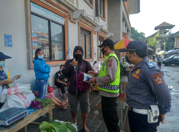Personil PPKM Level IV Polres Gianyar Kembali Gencarkan Operasi Yustisi Dan Pembagian Masker, Cegah Penyebaran Covid-19