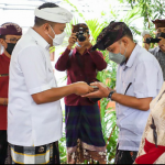 Bupati Gianyar tepati janji, bantuan  sebesar Rp. 875,5 juta di serahkan ke pedagang Pasar Blahbatuh
