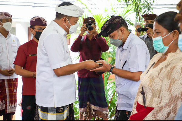 Bupati Gianyar tepati janji, bantuan  sebesar Rp. 875,5 juta di serahkan ke pedagang Pasar Blahbatuh