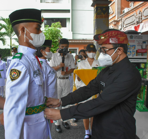 Walikota Jaya Negara Kukuhkan Paskibraka Kota Denpasar Tahun 2021