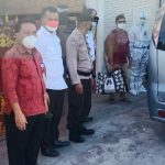 Pj. Sekda Made Toya Pantau Langsung Penjemputan Pasien Menuju Isoter di Kota Denpasar