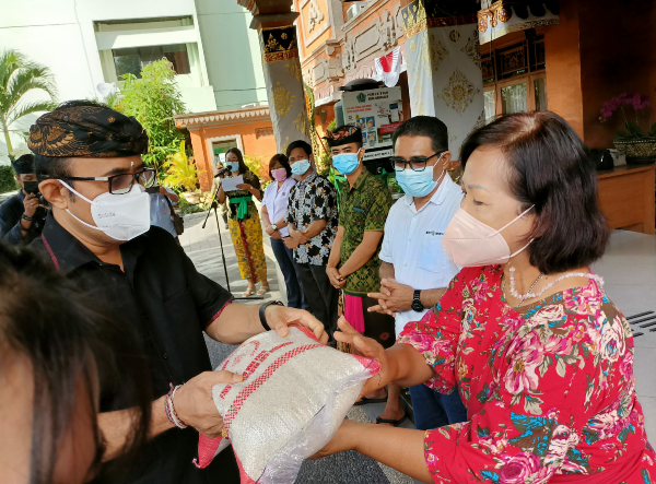 Walikota Jaya Negara Serahkan Sembako Kepada Panti Asuhan dan LKSA se-Kota Denpasar