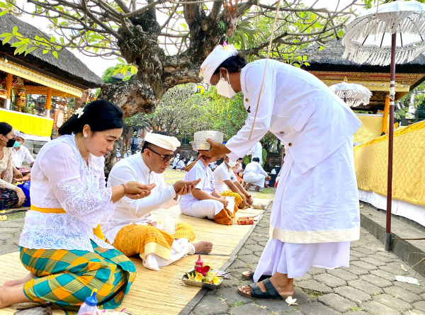 Prokes Ketat, Jaya Negara Hadiri Persembahyangan Saraswati di Pura Jagatnatha.