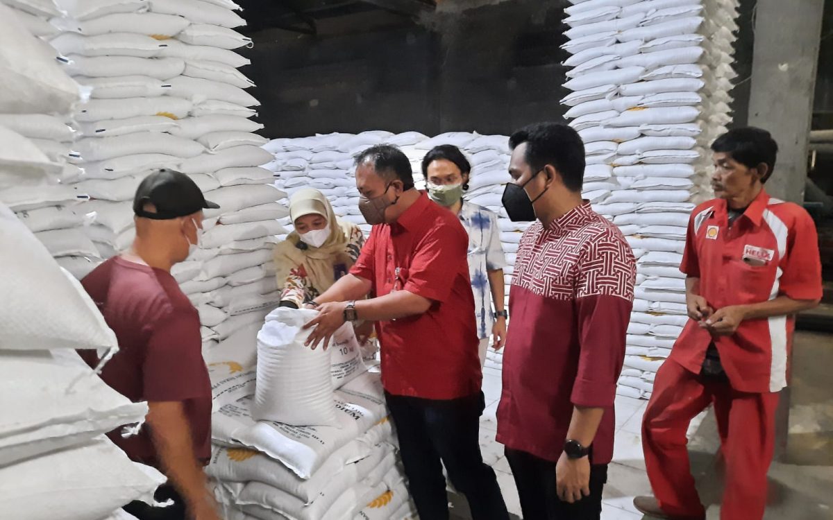 Bulog  terjunkan   tim  monitoring  pusat   pastikan   warga  Pandeglang  terima   beras  berkualitas 