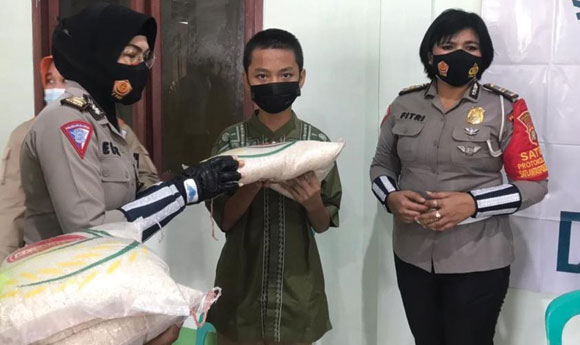 Satlantas Polres Metro Depok Berikan Bantuan Sembako Untuk Persatuan Penyandang Disabilitas Indonesia