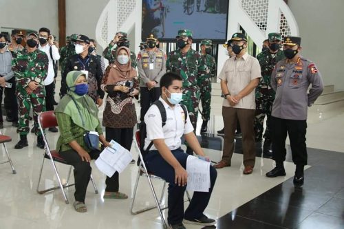 Dalam kunjungannya di DIY, bersama Menkes dan Panglima TNI : Kapolri mengajak Masyarakat yang belum di Vaksin datang ke Gerai-Gerai yang telah disiapkan