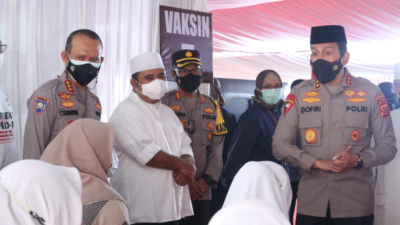 Kapolda Jabar Tinjau Pelaksanaan Vaksinasi di Ponpes Baitul Arqom Bandung