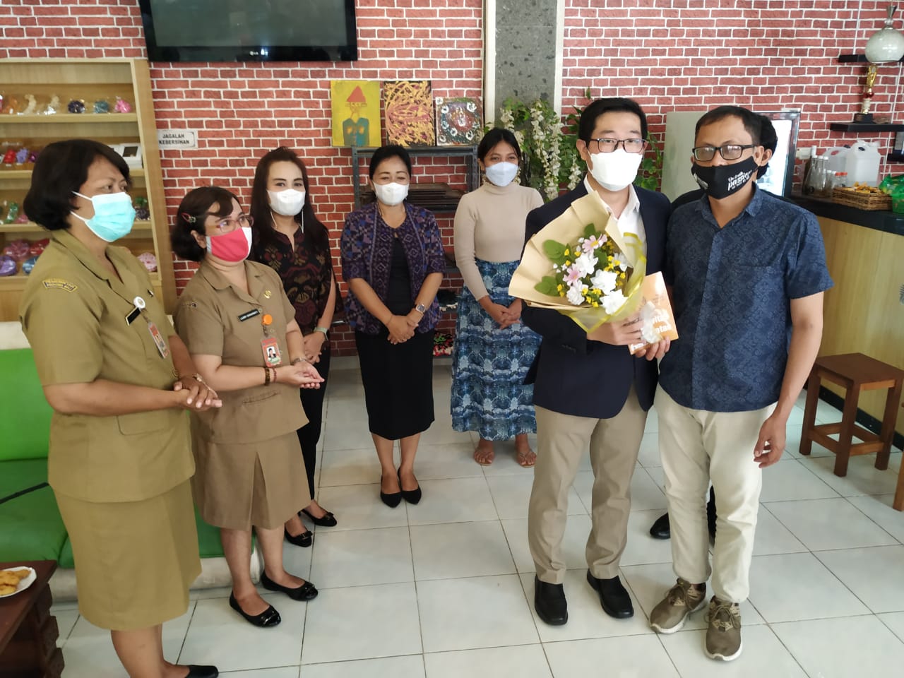 Korean Culture Centre Beri Penghargaan Dua Penyair Disabilitas Denpasar. Ketua K3S Ny. Antari Jaya Negara Ajak Terus Berkarya