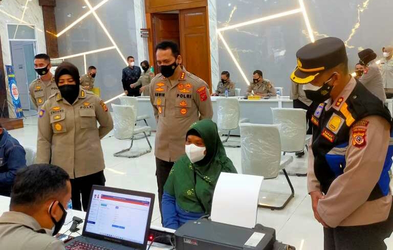 Kapolrestabes Bandung Serahkan Bantuan Tunai Kepada PKL dan Warung di Wilayah Kota Bandung