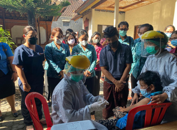 Percepat Vaksinasi Covid 19 Pada Disabilitas. Ketua PKK Sagung AntarinJaya Negara Tinjau Langsung Vaksinasi Jemput Bola