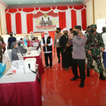Tinjau Vaksinasi Serentak 114 Titik di Jatim, Kapolri Optimis Target 2 Juta Per Hari Tercapai
