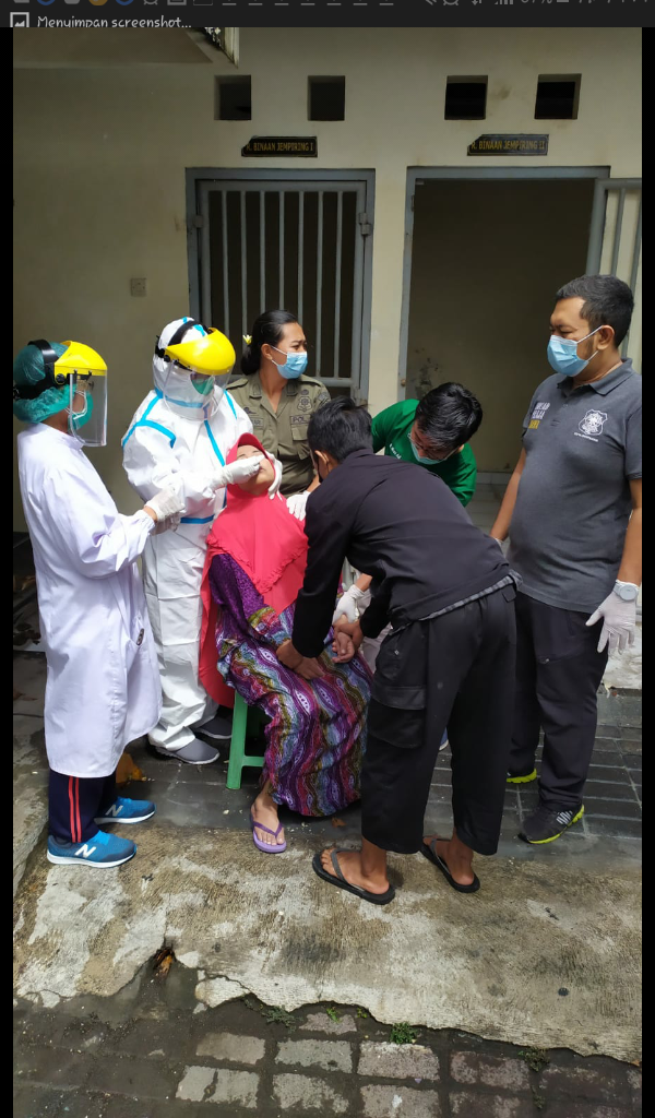 Satpol PP Denpasar Swab Pasien ODGJ Sebelum Dirujuk Ke RS Jiwa Bangli