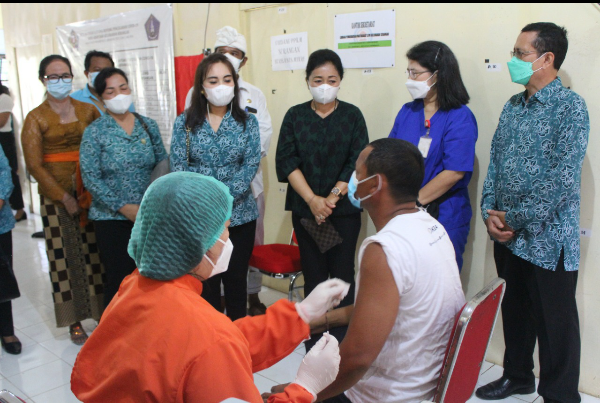 Ny. Antari Jaya Negara Semangati Disabilitas Ikut Vaksinasi.