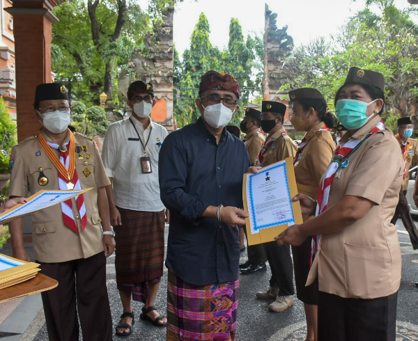 Walikota Jaya Negara Serahkan Penghargaan Lencana Panca Warsa Bagi Insan Pramuka Denpasar