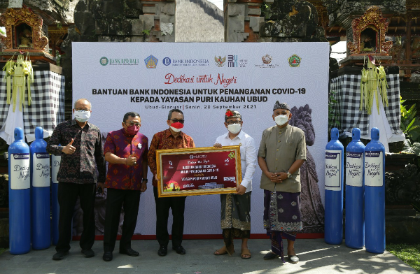 Disaksikan Menteri BUMN, Erick Thohir,Bank Indonesia KPw Bali serahkan  bantuan di Kab.Gianyar