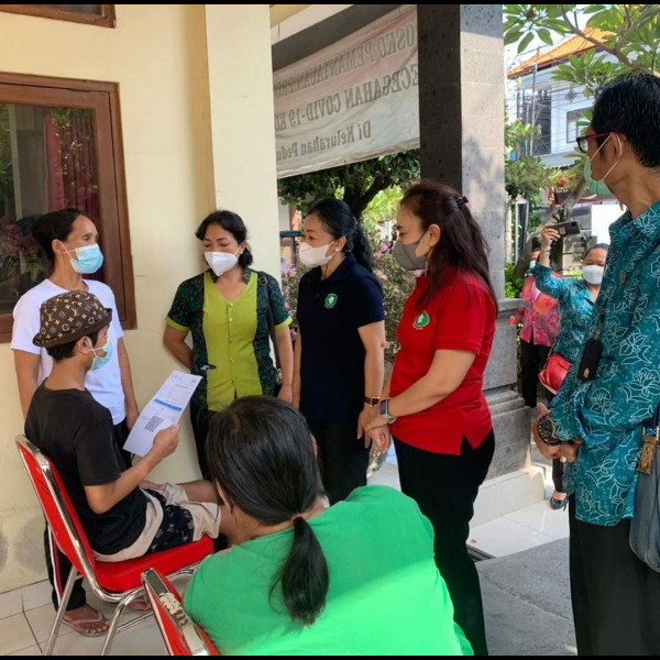 Ny. Antari Jaya Negara Rajin Pantau Vaksinasi Bagi Disabilitas.13 Disabilitas di Kelurahan Pedungan Ikuti Vaksinasi Dosis 2
