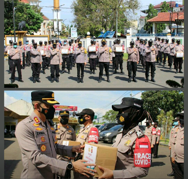 Polisi Berikan Bansos Kepada Pedagang Kaki Lima Dimasa PPKM