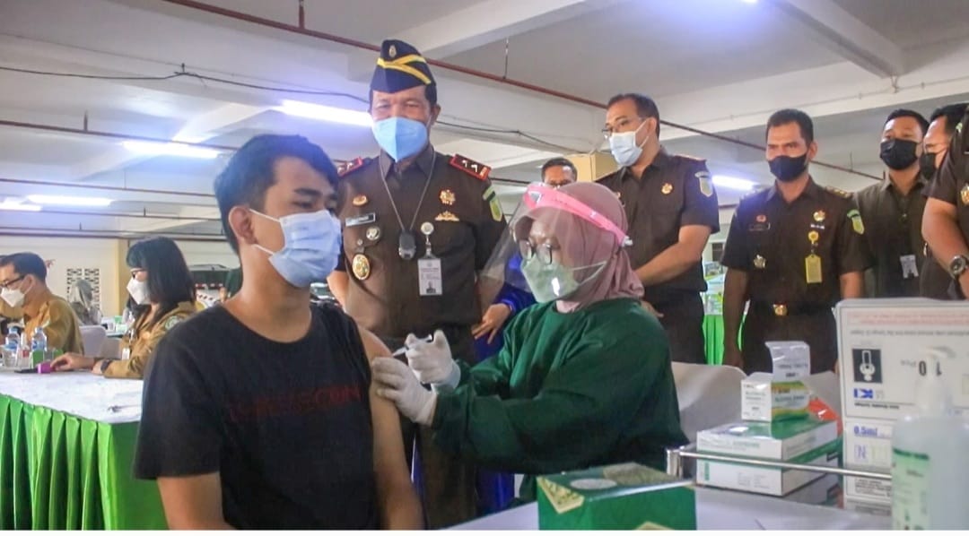 Kejati Kalbar Gelar Vaksinasi Serentak Bersama Dinkes