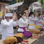 Pujawali Pura Agung Jagatnatha Wawali Arya Wibawa Ikuti Persembahyangan Bersama OPD Dengan Prokes Ketat