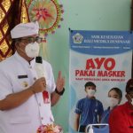 Kembali Ngantor Di Desa, Bupati Tabanan Bagikan Sembako Dan Tegaskan Prokes 3M