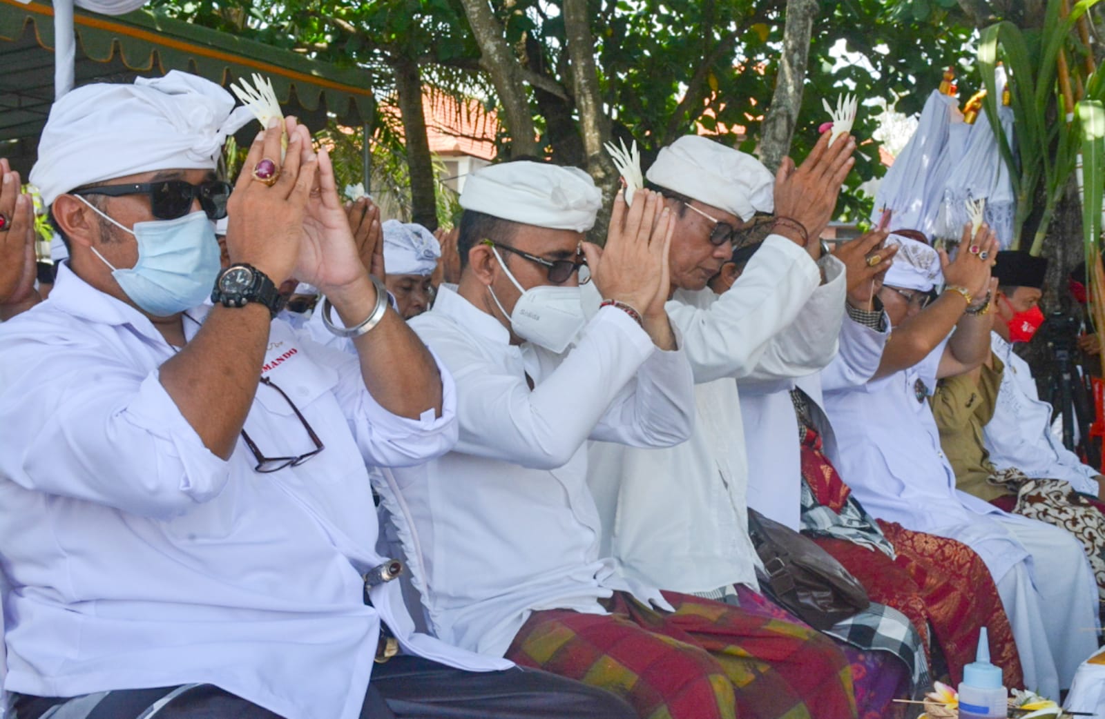 Jaya Negara Hadiri Upacara Pakelem Agung Pemahayu Jagat di Pantai Matahari Terbit