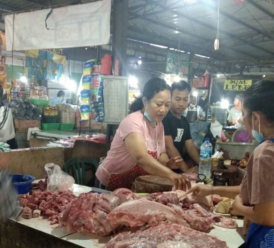 Pastikan Kesehatan Daging Jelang Galungan, Distan Denpasar Gelar Pemeriksaan Kesehatan Daging Babi.