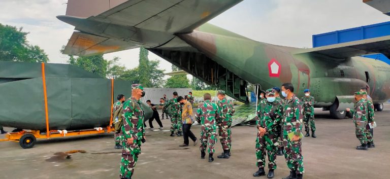 Dislitbangad Uji Coba Prototipe Stand Body Loading/Unloading Helkopter Bell 412 ke Pesawat Hercules C-130