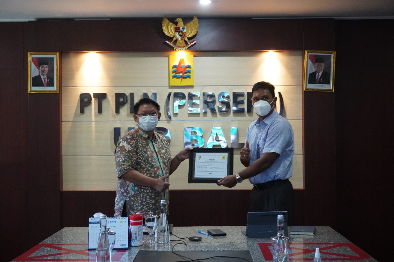 PLN Serahkan REC, Pelaku Usaha di Bali Ini Pakai Renewable Energy  