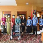 Terima Bantuan Kursi Roda dari Vietnamese Community in Bali. Ketua K3S Ny. Antari Jaya Negara Siap Salurkan Ke Masyarakat.