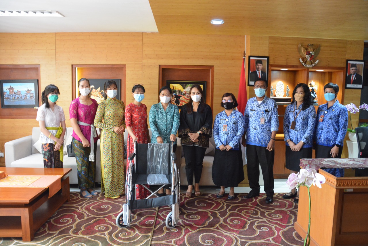 Terima Bantuan Kursi Roda dari Vietnamese Community in Bali. Ketua K3S Ny. Antari Jaya Negara Siap Salurkan Ke Masyarakat.